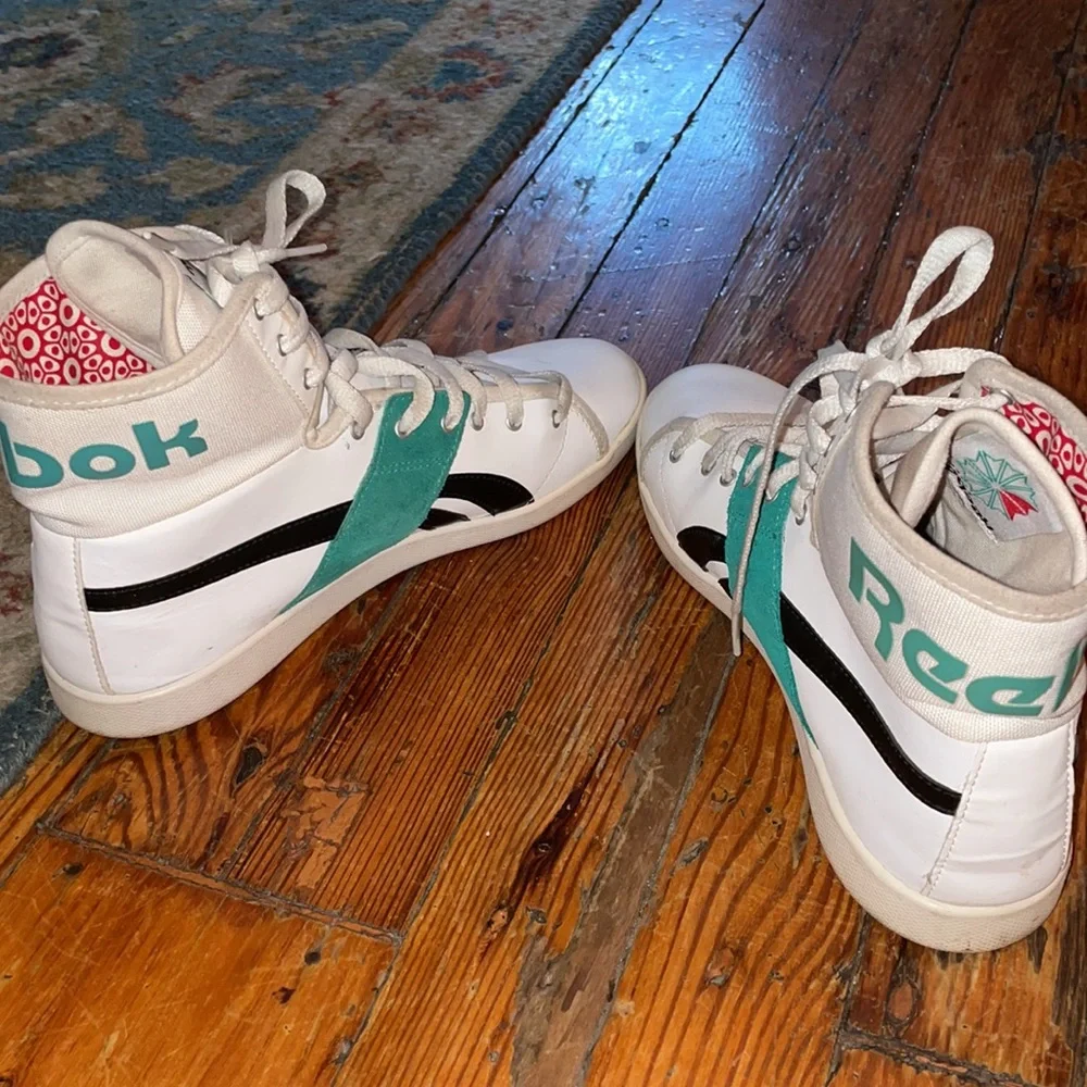 COPY - Fresh Classic & Retro Women’s Reebok HighTop Fold-Down Sneakers! - Picture 4 of 10